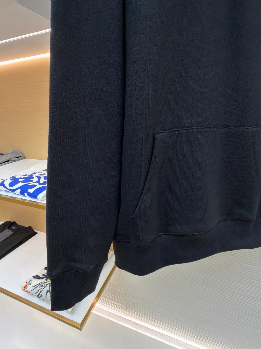 Chrome Hearts leather cross half-zip sweatshirt ●Original version: purchased and developed in 20999 ●Item number: 16802137-A75 ●Material: cotton fabric ●Technology: leather production ●Color: black ●Version: fitted version ●Weight: about 920 grams ●Size: S-M-L-XL ●Description: Made of high-weight pure cotton terry fabric, pre-shrunk to ensure wearing stability, three-dimensional leather cross labeling The half-zip neckline is equipped with a dagger-shaped zipper pull, combined with a curved hem and a kangaroo pocket. The overall wiring is straight and delicate, the fabric is comfortable and soft, and the color is consistent without color difference. It can be matched with the same style to create a fashionable look and control various occasions. Customized accessories, complete with three standards, same style for men and women!